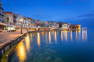 Chania, Yunanistan - 5 Nisan 2017: Eski Venedik liman Hanya Girit, Yunanistan. Hanya Girit ikinci büyük kenti ve Chania bölgesel birimi başkentidir.