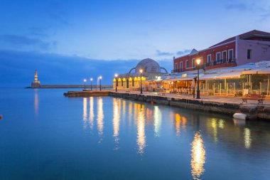 Chania, Yunanistan - 5 Nisan 2017: Eski Venedik liman Hanya Girit, Yunanistan. Hanya Girit ikinci büyük kenti ve Chania bölgesel birimi başkentidir.