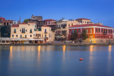 Chania, Yunanistan - 5 Nisan 2017: Eski Venedik liman Hanya Girit, Yunanistan. Hanya Girit ikinci büyük kenti ve Chania bölgesel birimi başkentidir.