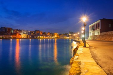 Mimari Hanya Girit eski Venedik liman ile gece. Yunanistan