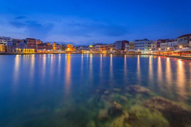 Mimari Hanya Girit eski Venedik liman ile gece. Yunanistan