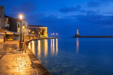 Mimari Hanya Girit eski Venedik liman ile gece. Yunanistan