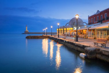 Mimari Hanya Girit eski Venedik liman ile gece. Yunanistan