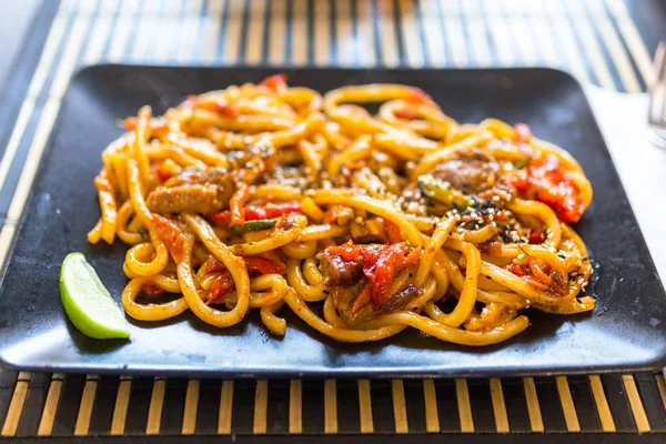 Kacsa Tányéron Udon Tésztával — Stock Fotó