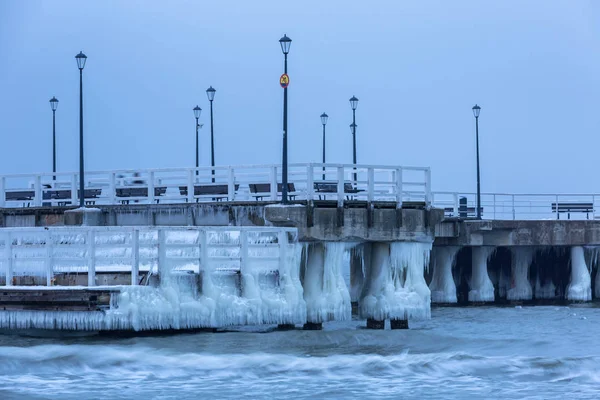 Замороженный пирс на Балтийском море в Гданьске, Польша — стоковое фото