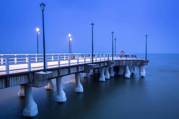 グダニスク ポーランドのバルト海で雪に覆われた桟橋 — ストック写真