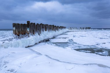Gdynia, Polonya Baltık Denizi'nin donmuş kıyı şeridi