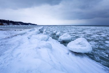 Gdynia, Polonya Baltık Denizi'nin donmuş kıyı şeridi