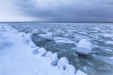 Gdynia, Polonya Baltık Denizi'nin donmuş kıyı şeridi