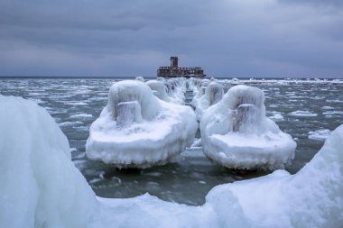 Gdynia, Polonya Baltık Denizi'nin donmuş kıyı şeridi