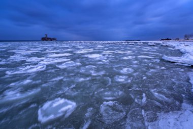 Gece karanlığında, Polonya Baltık Denizi Gdynia sahil şeridi dondurulmuş
