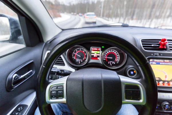 Besturen Van Een Auto Besneeuwde Weg — Stockfoto