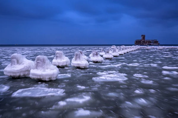 夕暮れ時 ポーランドのグディニャはバルト海海岸線を凍結 — ストック写真