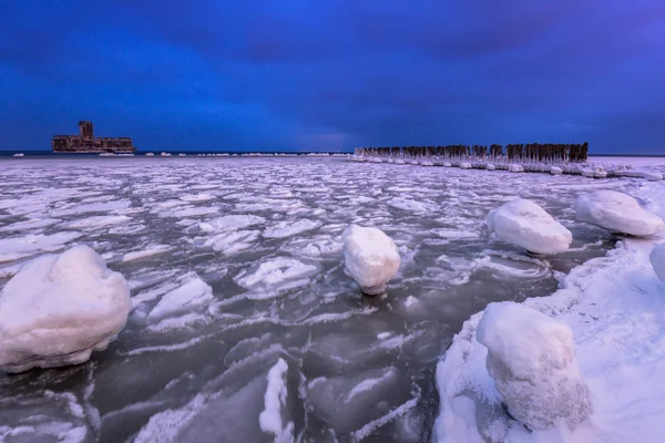 夕暮れ時 ポーランドのグディニャはバルト海海岸線を凍結 — ストック写真