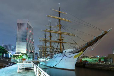 Yokohama, Japonya - 6 Kasım 2016: Nippon Maru geceleri, Japonya Yokohama gemi yelken. Nippon Maru 1930 yılında Japon deniz ticaret öğrenciler için eğitim gemisi yapılmıştır.