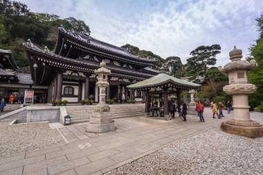 Kamakura, Japonya - 10 Kasım 2016: Hase-dera Tapınağı Kamakura, Japonya mimarisi. Hase-dera Budist tapınağı Kannon masif ahşap heykeli konut için ünlüdür.