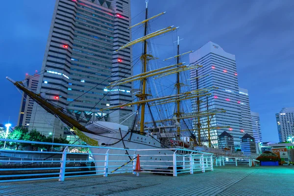 到了晚上 日本横滨帆船日本横滨 2016 日本丸 日本丸始建于 1930 年作为一艘训练舰为日本商船的军校学生 — 图库照片