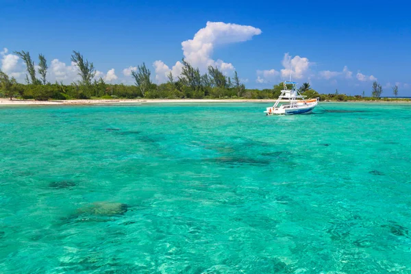 Barco Blanco Mar Caribe Turquesa México — Foto de Stock