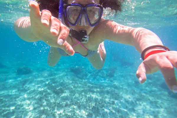 Молодая Женщина Ныряет Маской Тропических Водах Мексики — стоковое фото