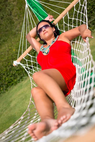 Mulher Bonita Relaxante Rede — Fotografia de Stock