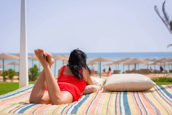 Donna Abito Rosso Durante Vacanze Sole Sul Mar Rosso Egitto — Foto Stock