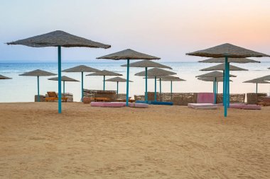 Şemsiye üzerinde plaj, Kızıldeniz Hurghada'da gündoğumu, Mısır