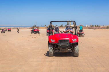 Hurghada, Mısır - 16 Nisan 2013: Quad Hurghada, Mısır yakınındaki Afrika çöl gezisinde. Çöl safari Mısır'daki yerel turistik cazibe biridir.