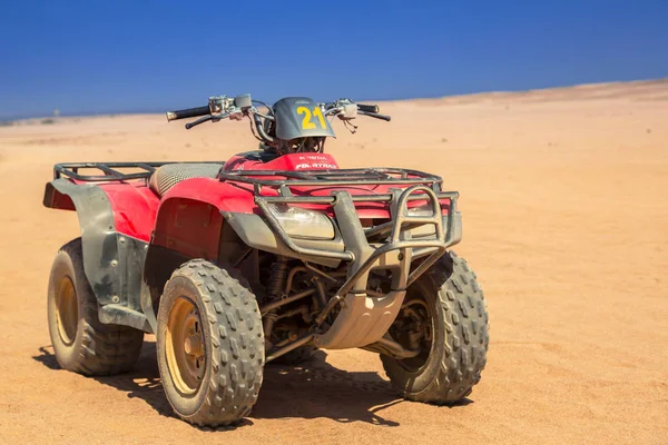 Hurghada, Mısır - 16 Nisan 2013: Quad Hurghada, Mısır yakınındaki Afrika çöl gezisinde. Çöl safari Mısır'daki yerel turistik cazibe biridir.