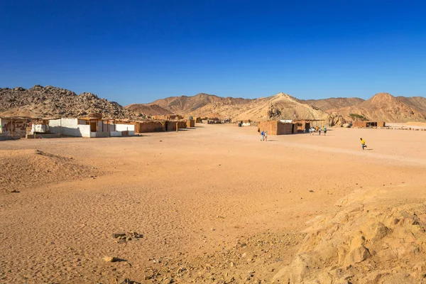 埃及的赫尔格达 2013年4月16日 埃及的赫尔格达附近沙漠上的小村庄 沙漠野生动物园是埃及当地主要的旅游胜地之一 — 图库照片