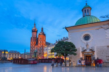 Krakow, Polonya - 12 Kasım 2017: Alacakaranlıkta, Polonya ana Krakow Old Town square Krakow ikinci büyük ve Polonya'nın en eski şehirlerinden biridir.