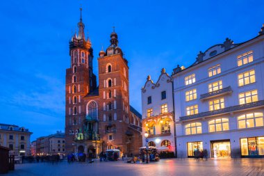 St. Mary Bazilikası Krakow gece, Polonya