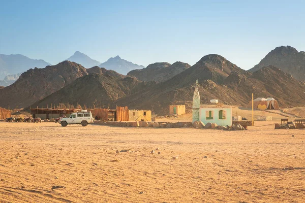 埃及的赫尔格达 2013年4月16日 埃及的赫尔格达附近沙漠上的小村庄 沙漠野生动物园是埃及当地主要的旅游胜地之一 — 图库照片