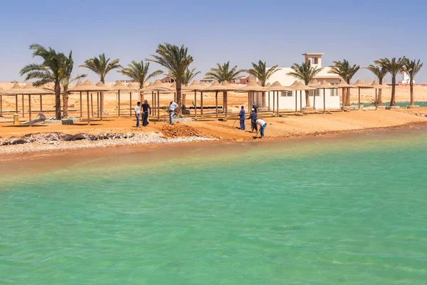 Hurghada Egypten April 2013 Arbetstagare Fastställande Kustlinje Tropical Resort Nära — Stockfoto