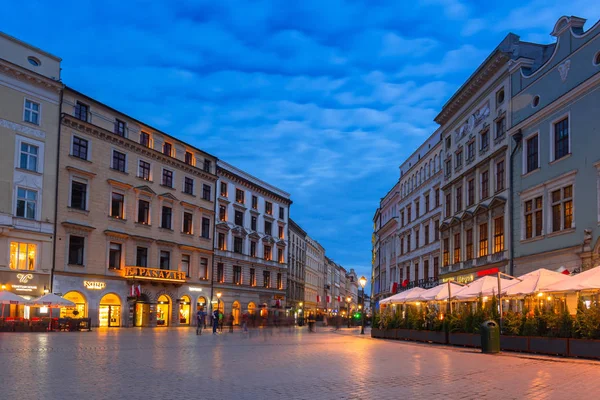 Krakow, Polonya - 12 Kasım 2017: Alacakaranlıkta, Polonya ana Krakow Old Town square Krakow ikinci büyük ve Polonya'nın en eski şehirlerinden biridir.