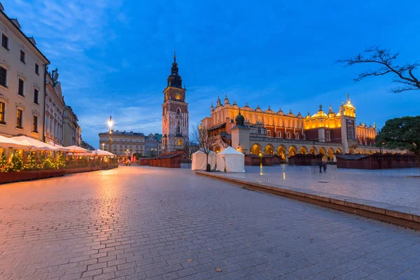 La sala del panno di Cracovia sulla piazza principale di notte, Polonia — Foto Stock