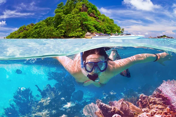 Jovem Mulher Snorkeling Água Tropical — Fotografia de Stock