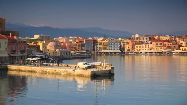 明け方 クレタ島ハニアのベネチア港のアーキテクチャです ギリシャ — ストック動画