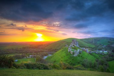 Corfe castle güzel gündoğumu adlı ilçe Dorset, İngiltere'de kalıntıları