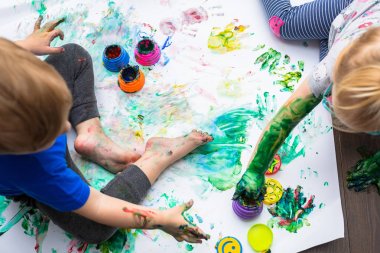 Kız ve erkek kardeşim İkizler eller tarafından boya öğrenin