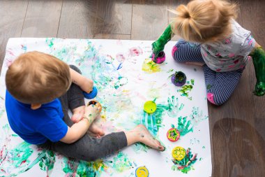 Kız ve erkek kardeşim İkizler eller tarafından boya öğrenin