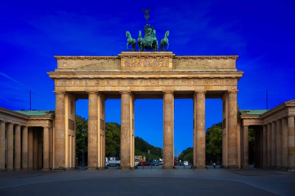 柏林的勃兰登堡门在晚上 — 图库照片