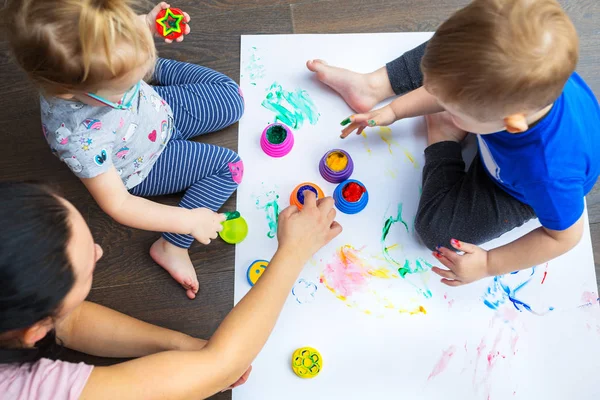 Família Feliz Mãe Gêmeos Criança Estão Pintando Por Mãos — Fotografia de Stock