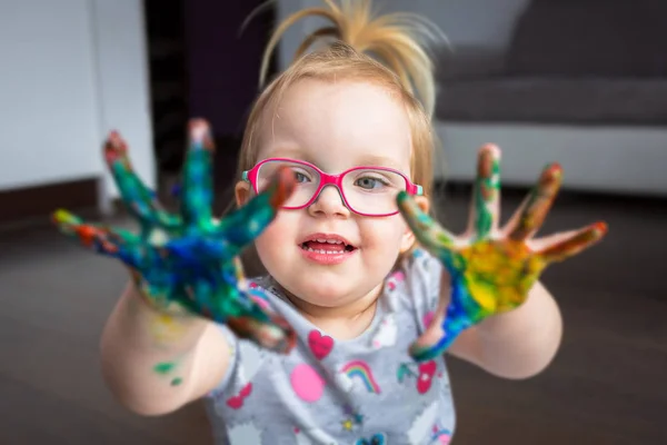 Menina Pequena Com Uma Pintura Colorida Nas Mãos — Fotografia de Stock