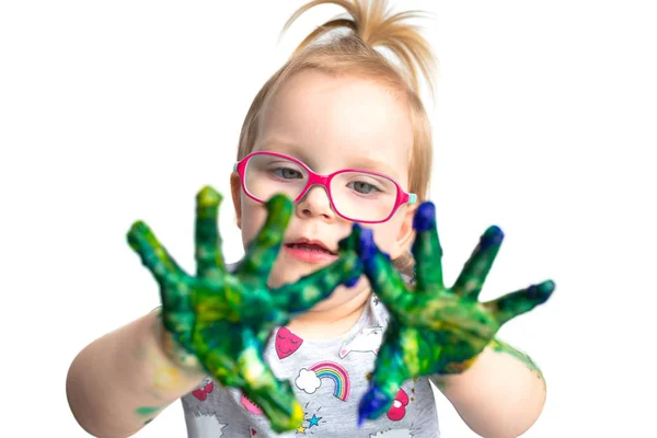 Bambina Con Una Vernice Colorata Sulle Mani — Foto Stock