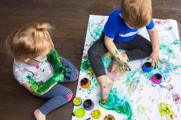 Hermano Hermana Gemelos Aprenden Pintar Mano — Foto de Stock