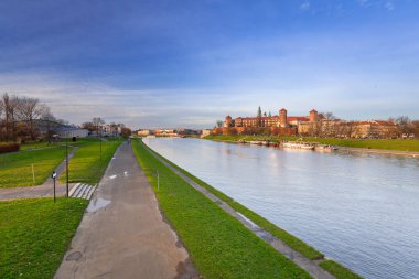 Polonya 'nın Vistula Nehri' ndeki Krakow Kraliyet Wawel Kalesi.