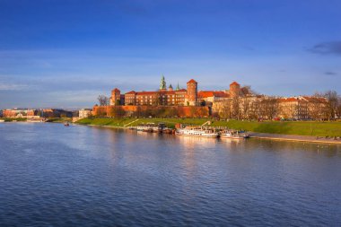 Polonya 'nın Vistula Nehri' ndeki Krakow Kraliyet Wawel Kalesi.