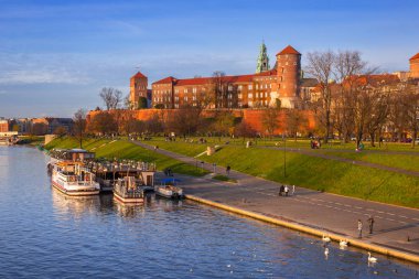 Polonya 'nın Vistula Nehri' ndeki Krakow Kraliyet Wawel Kalesi.