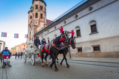 Krakow, Polonya - 12 Kasım 2017: Polonya 'nın Krakow kentindeki ana meydanda at arabaları. Krakow Polonya 'nın ikinci büyük ve en eski şehirlerinden biridir..