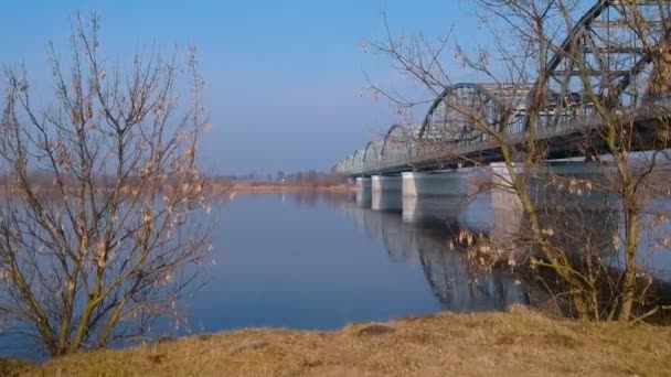 グルジョンツ、ポーランドのヴィスワ川に架かる橋します。 — ストック動画